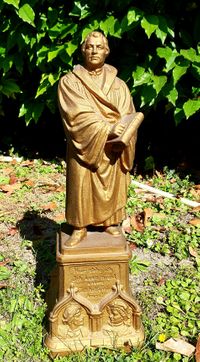 Martin &ndash; Luther &ndash; Spieluhr von 1883, Statuette des Reformators Martin Luther, Luther F